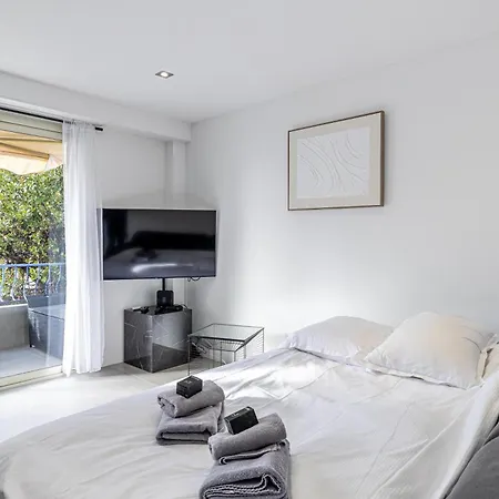65 Alex - One-bedroom With Parking And Near Apartman Cannes