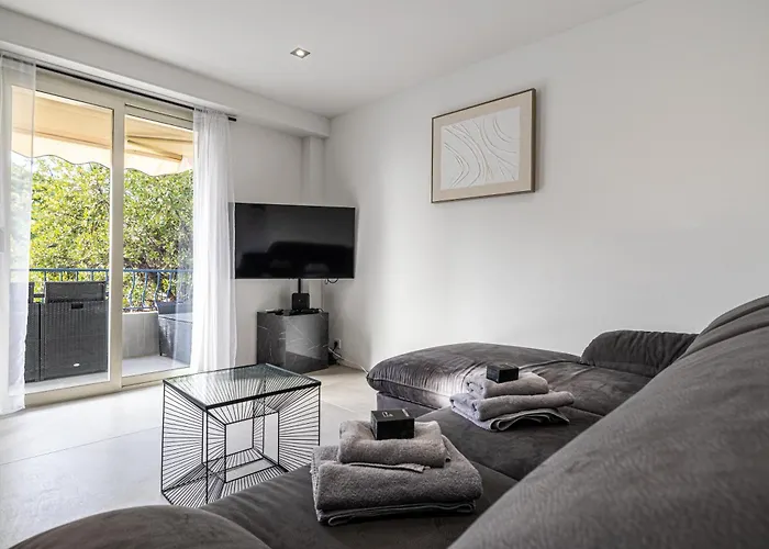 65 Alex - One-bedroom With Parking And Near *