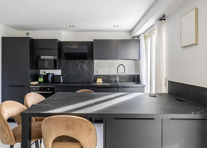 65 Alex - One-bedroom With Parking And Near