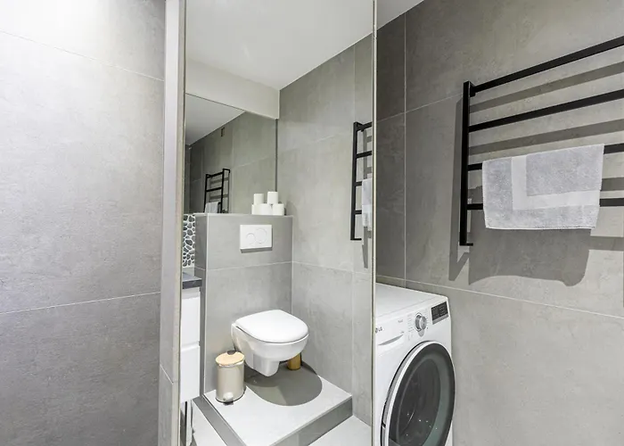 65 Alex - One-bedroom With Parking And Near Apartment *